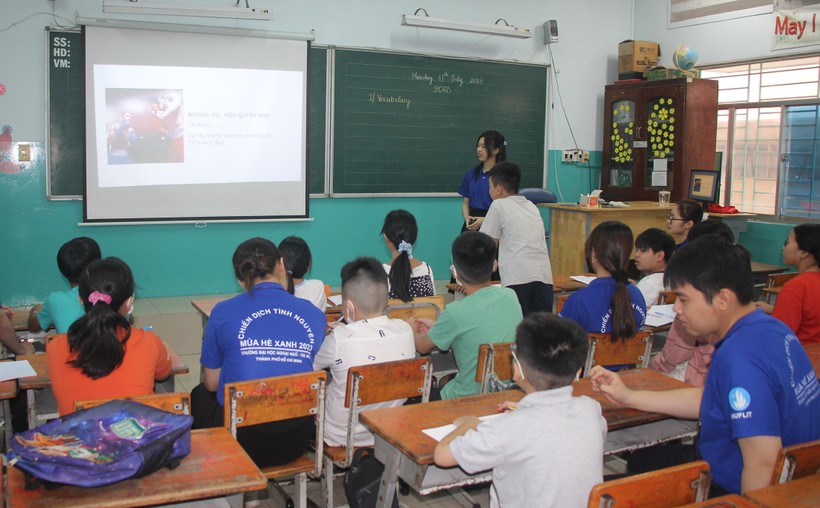 Lớp học 0 đồng của ‘Gia sư áo xanh’