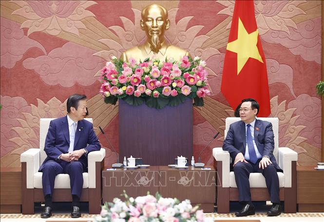 Chủ tịch Quốc hội Vương Đình Huệ tiếp Chủ tịch Đảng Công Minh Nhật Bản