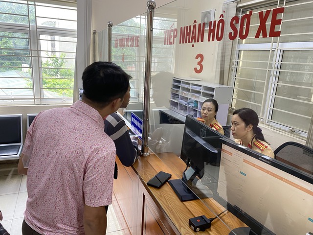 Ngày đầu cấp biển số định danh: Người dân làm thủ tục đông, lực lượng CSGT sẵn sàng hỗ trợ