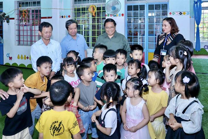 Thủ tướng kiểm tra công tác chuẩn bị năm học mới tại tỉnh Kon Tum