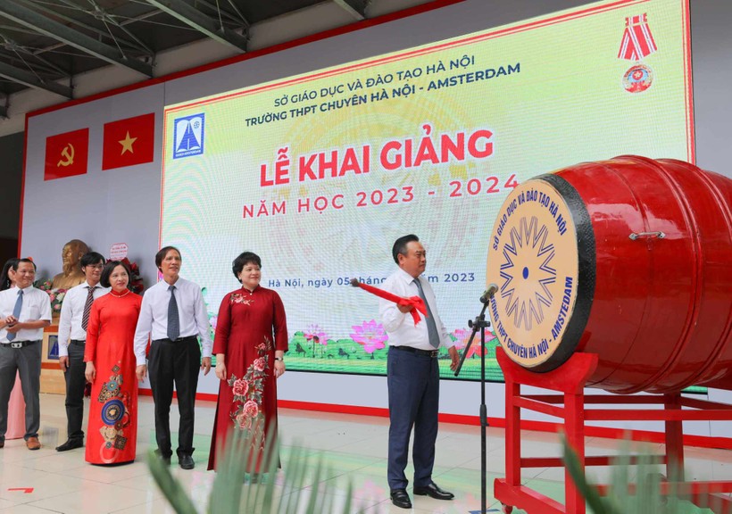 Lãnh đạo thành phố Hà Nội chung vui cùng thầy trò ngày khai giảng