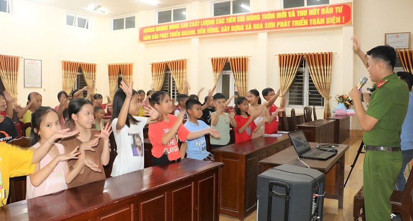 Phó Trưởng Công an xã mở lớp học tiếng Anh miễn phí