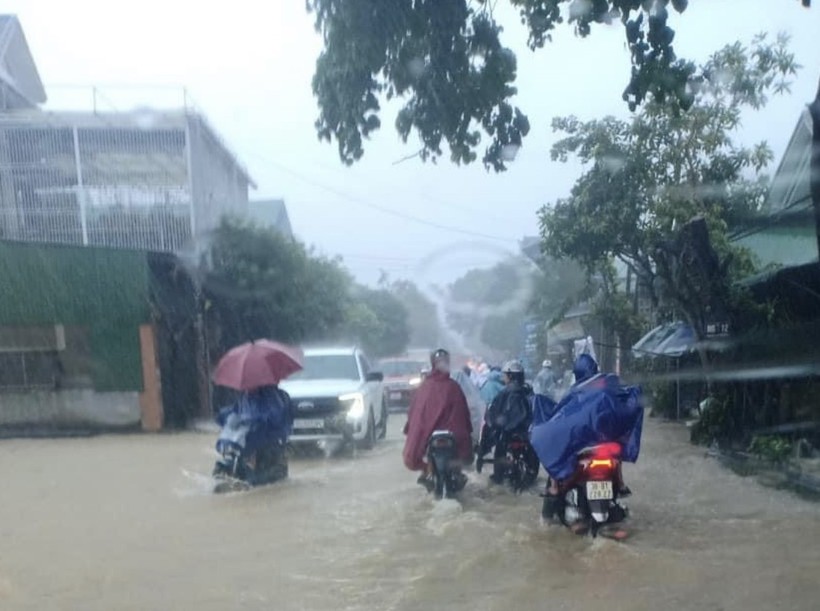 Hơn 4.600 học sinh miền núi Hà Tĩnh nghỉ học do mưa lớn