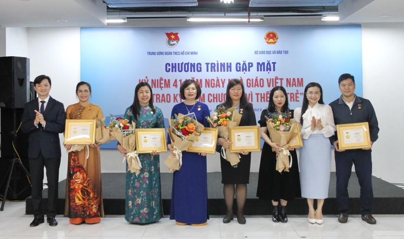 Trung ương Đoàn trao kỷ niệm chương Vì thế hệ trẻ nhân ngày Nhà giáo Việt Nam