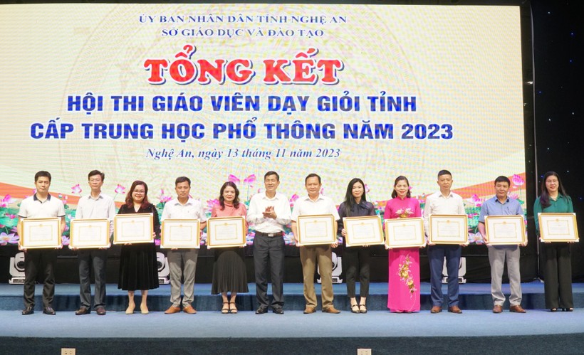 687 thầy cô được công nhận giáo viên dạy giỏi cấp THPT tỉnh Nghệ An