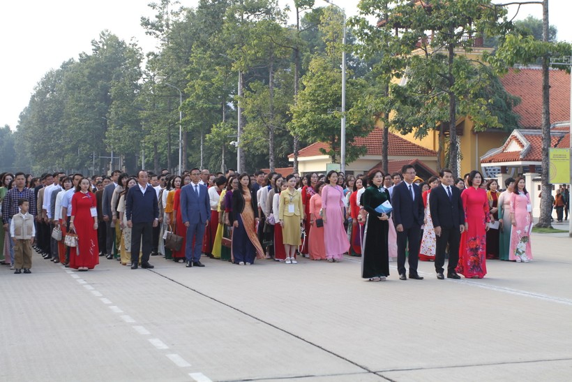 200 nhà giáo tiêu biểu toàn quốc báo công dâng Bác