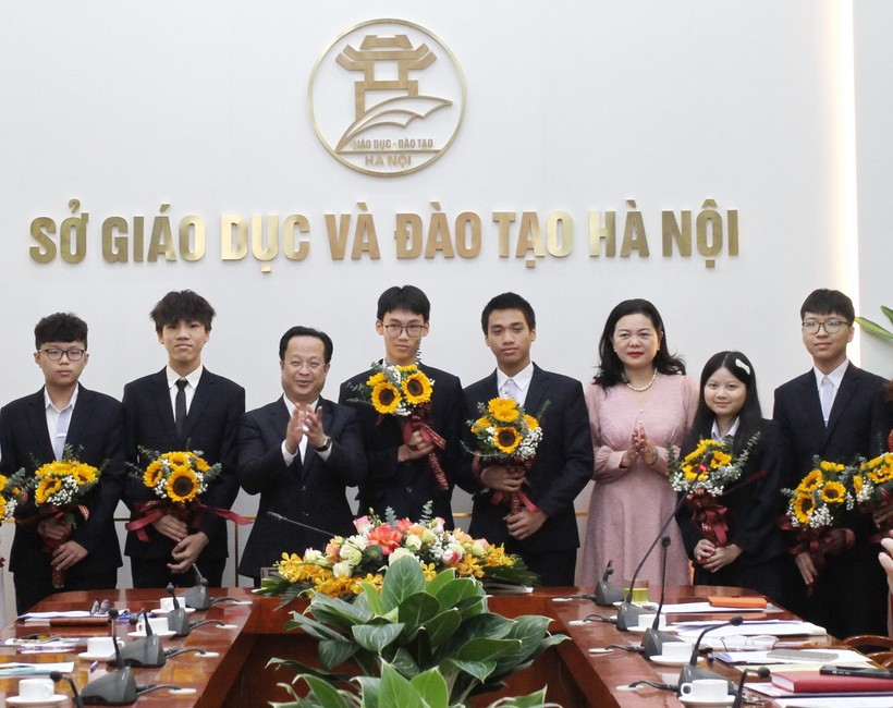 Hà Nội gặp mặt đội tuyển dự thi Olympic khoa học trẻ quốc tế