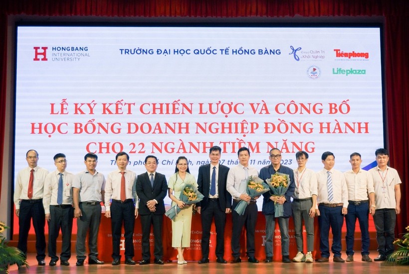 Trường đại học đầu tiên công bố học bổng tuyển sinh 2024