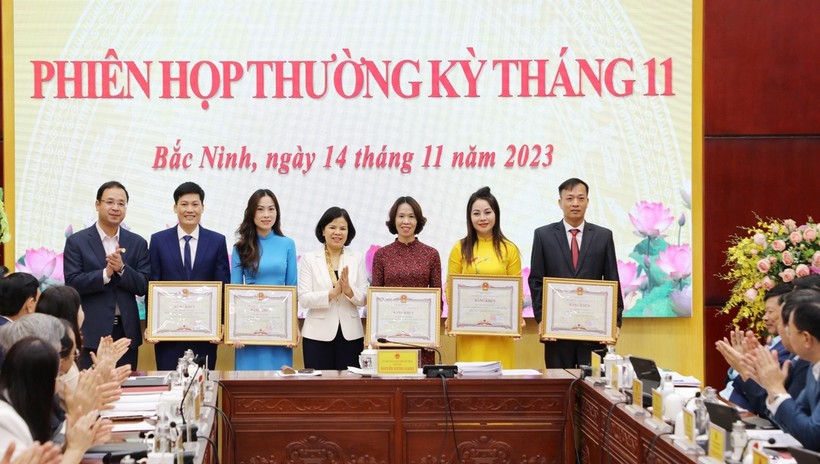 Chủ tịch tỉnh Bắc Ninh trao Bằng khen cho giáo viên xuất sắc dịp 20/11