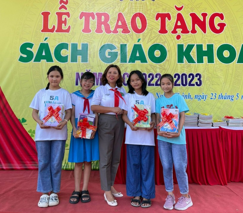 Lan tỏa phong trào gìn giữ và trao tặng sách giáo khoa