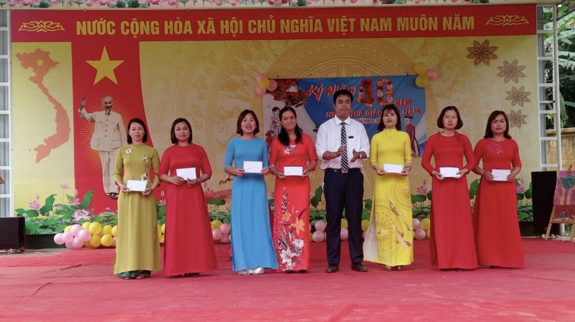 Chắt chiu lo thưởng Tết giáo viên