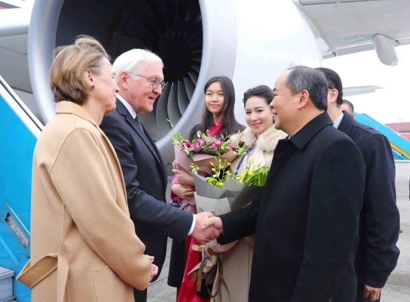 Tổng thống Đức đến Hà Nội, bắt đầu thăm cấp Nhà nước tới Việt Nam