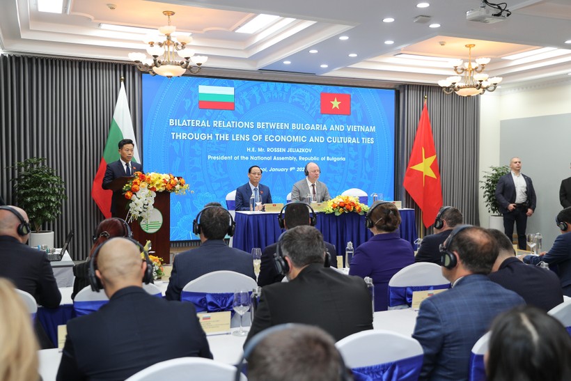 Chủ tịch Quốc hội Bulgaria bày tỏ hạnh phúc khi giao lưu với sinh viên ĐHQGHN