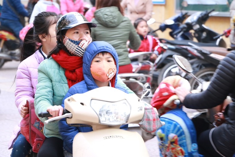 Thời tiết dưới 10 độ C, trường học vẫn mở cửa đón học sinh