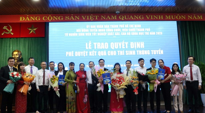 TPHCM trao quyết định tuyển dụng 2 giáo viên đầu tiên từ nguồn SV xuất sắc