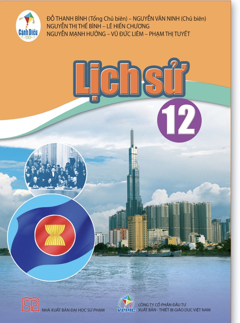 SGK Lịch sử lớp 12 bộ Cánh Diều dạy học sinh yêu nước, trung thực, trách nhiệm.