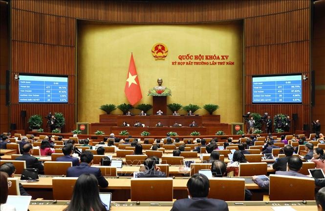 Chủ tịch Quốc hội ký chứng thực Luật Đất đai (sửa đổi)