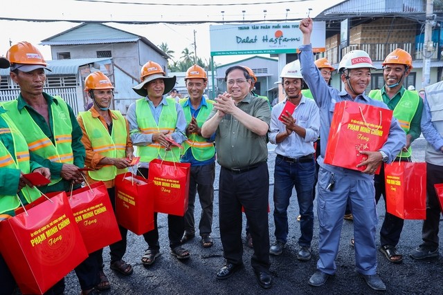 Thủ tướng thăm, tặng quà Tết công nhân, chiến sĩ công an, quân đội