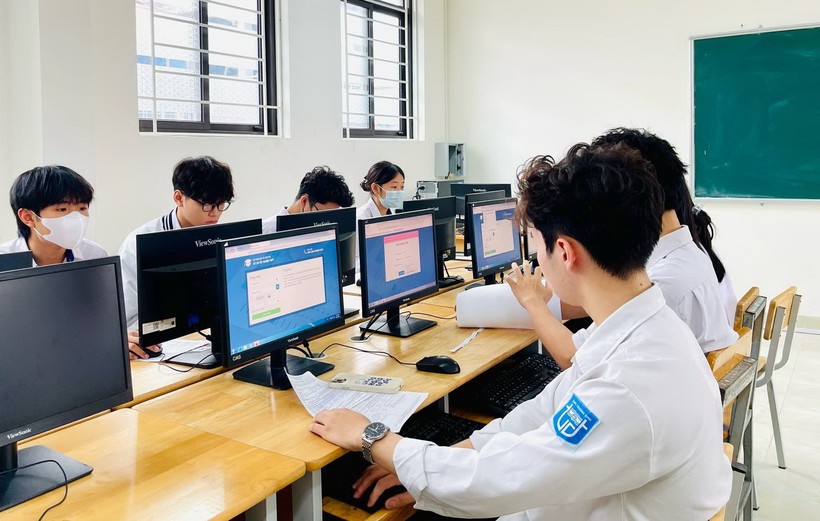 Học sinh Hà Nội thử nghiệm đăng ký dự thi tốt nghiệp THPT trực tuyến