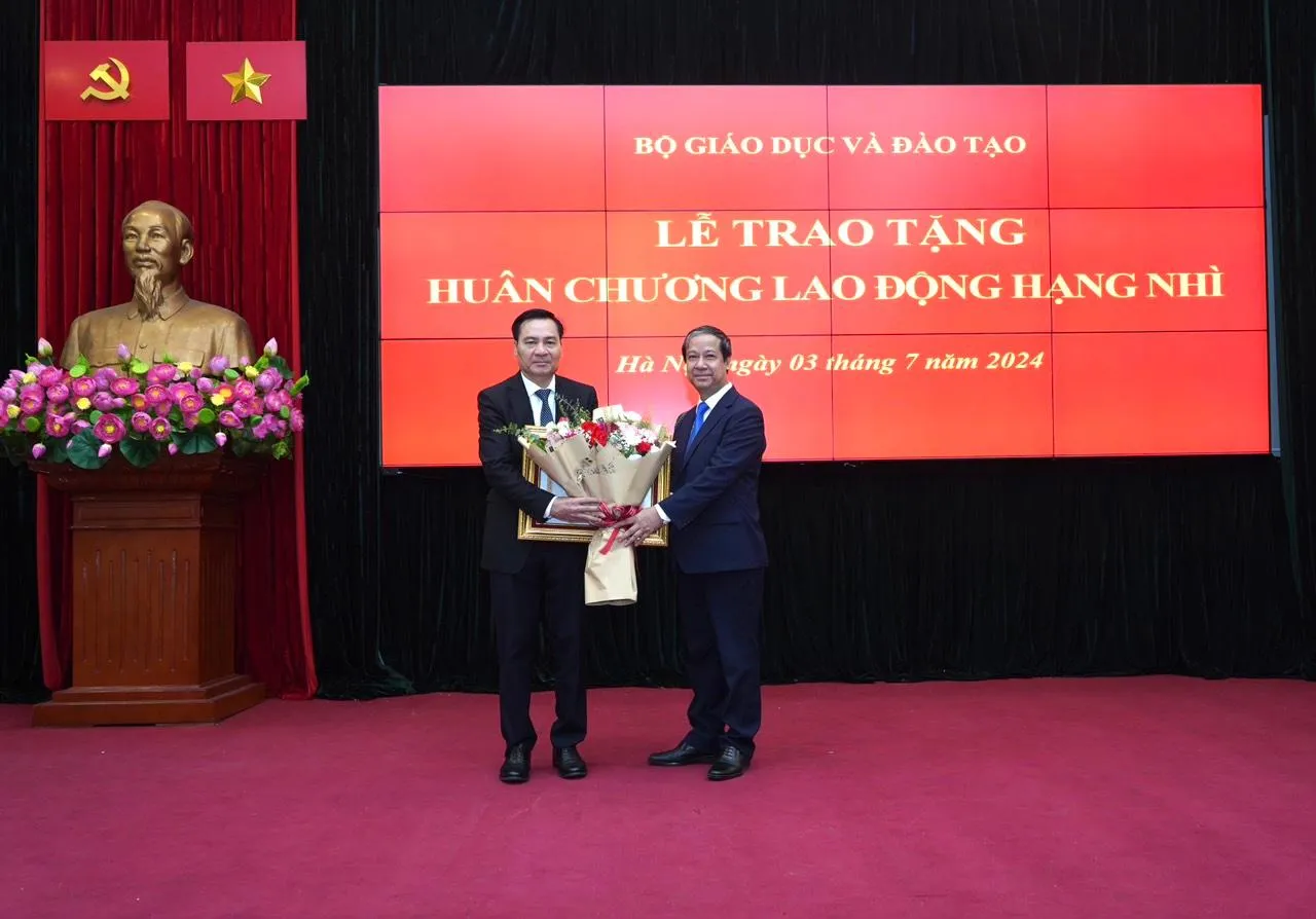 Trao Huân chương Lao động hạng Nhì cho nguyên Phó vụ trưởng Vụ GD Đại học