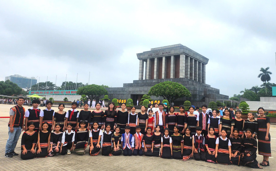 Tham quan lăng Bác, di tích lịch sử để khen thưởng học sinh tiêu biểu