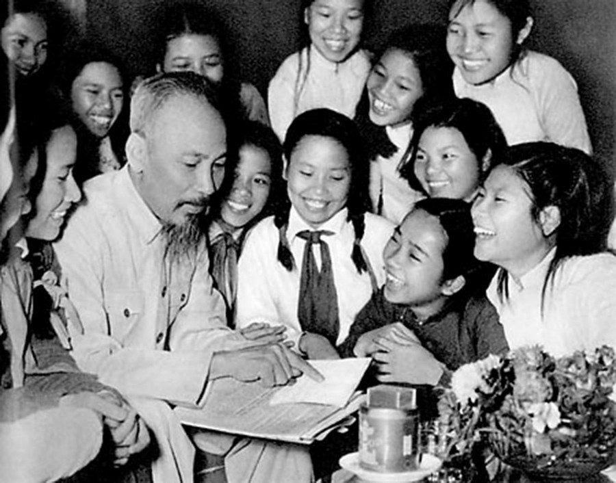 Cảm thụ văn học: Bác Hồ – Người là tình yêu thiết tha nhất trong lòng dân