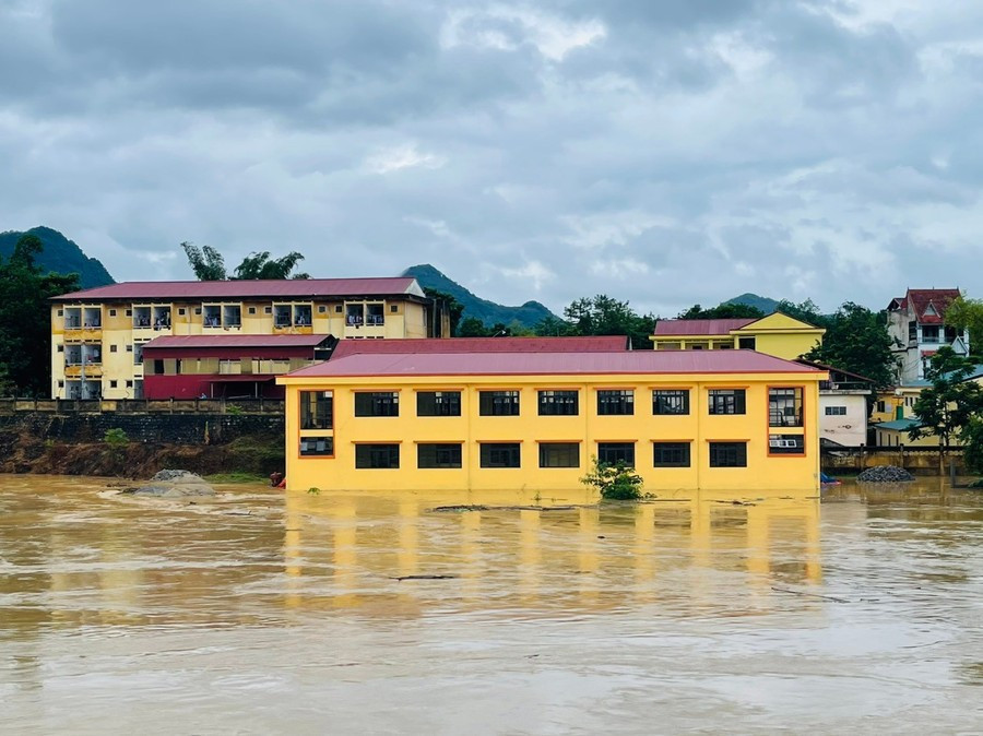 Xem xét hỗ trợ học phí cho học sinh tại vùng bị ảnh hưởng bởi bão lũ