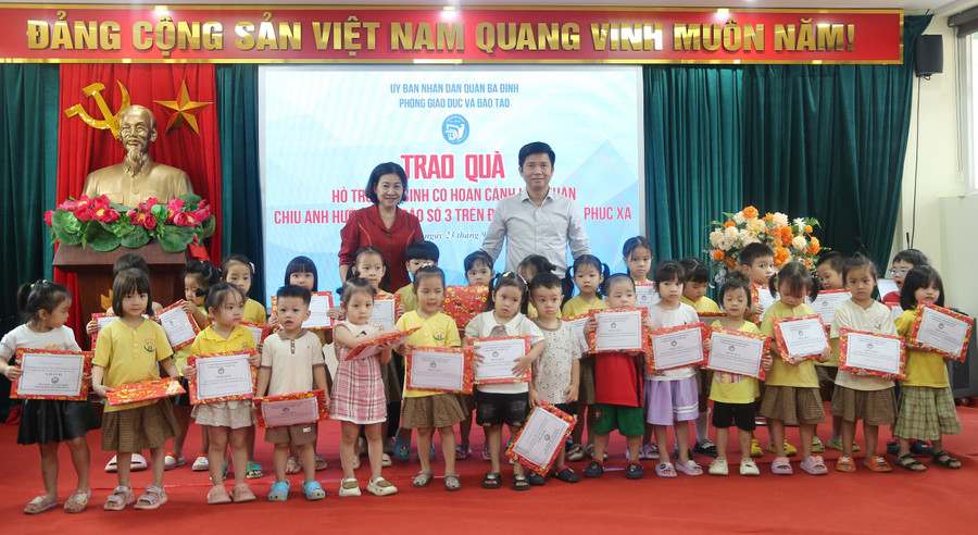 Hà Nội tặng quà cho học sinh khó khăn bị ảnh hưởng bởi bão số 3