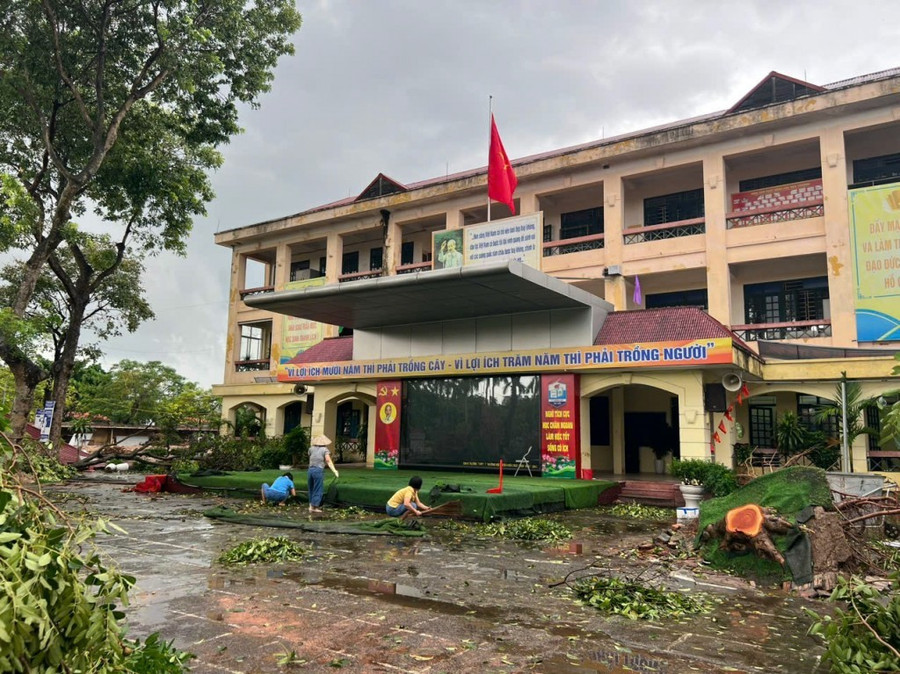 Hàng chục trường học Hà Nội chưa dạy học trở lại sau bão số 3