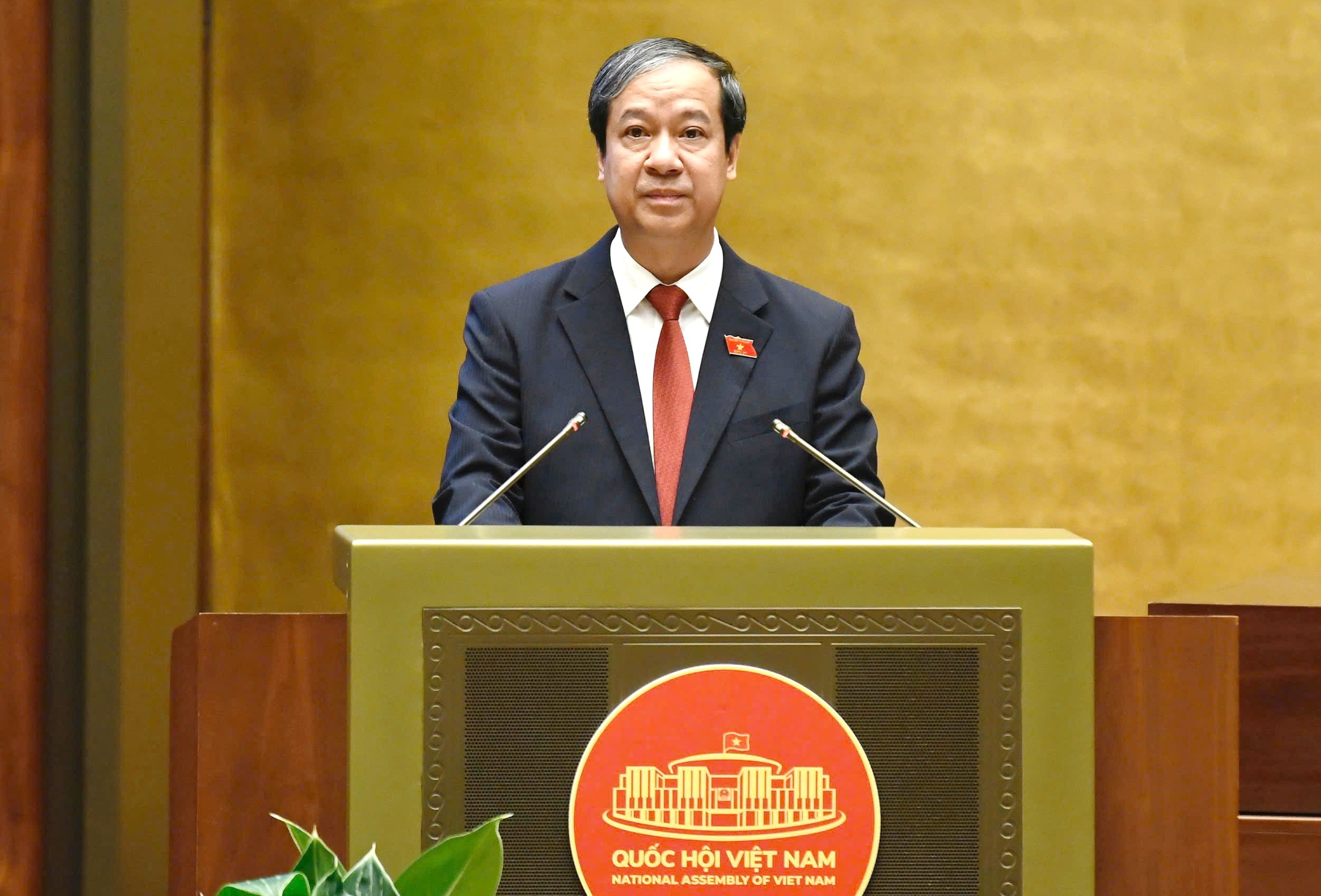 Bộ trưởng Nguyễn Kim Sơn trình bày Tờ trình về dự án Luật Nhà giáo