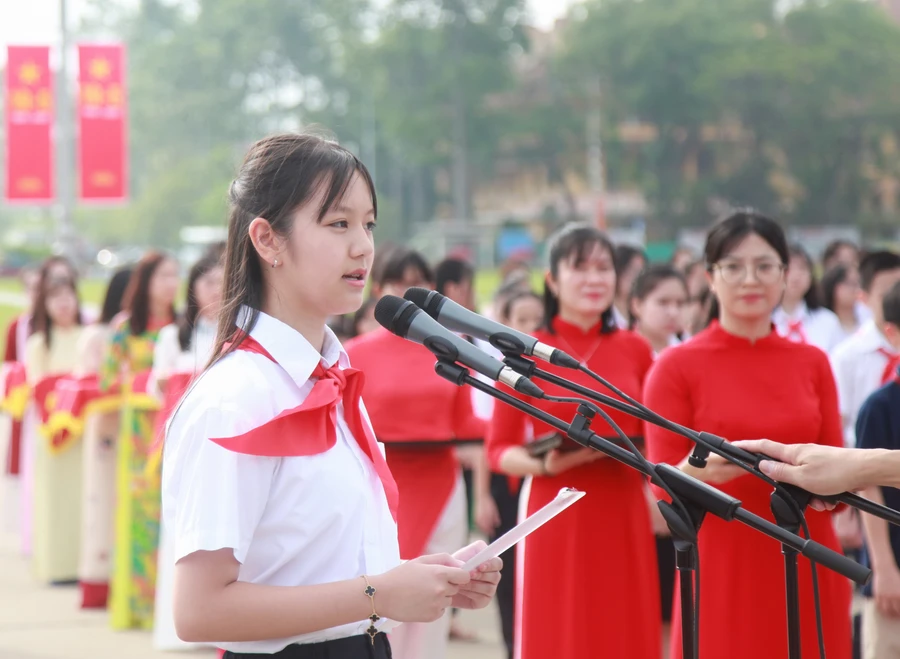 Học sinh giỏi tiêu biểu Thủ đô năm học 2024-2025 báo công dâng Bác