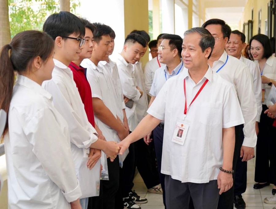 Bộ trưởng Nguyễn Kim Sơn chúc thí sinh cả nước ‘vượt vũ môn’ thành công