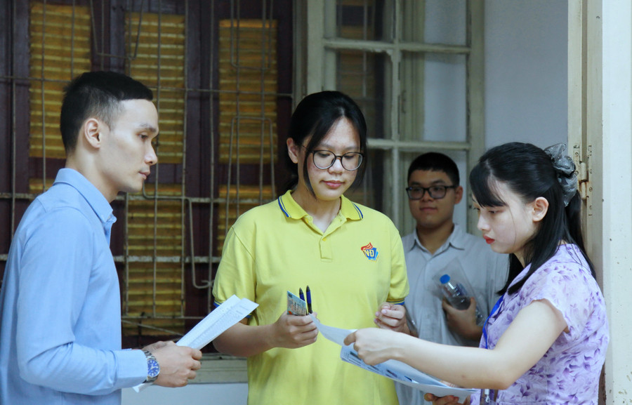 8 thí sinh bị đình chỉ thi vì sử dụng điện thoại di động trong buổi thi môn Ngữ văn