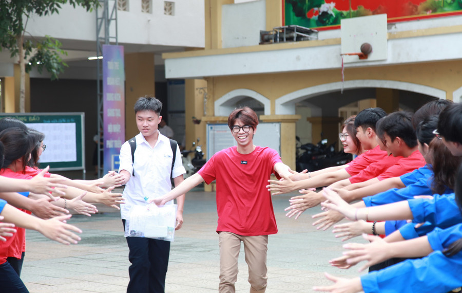 Thí sinh cả nước bước vào thi môn Toán Kỳ thi tốt nghiệp THPT 2025