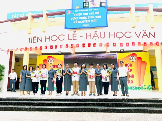LAN TỎA TINH THẦN HIẾU HỌC TỪ LỄ TRAO THƯỞNG VÀ VINH DANH HỌC SINH THCS ĐỀN LỪ
