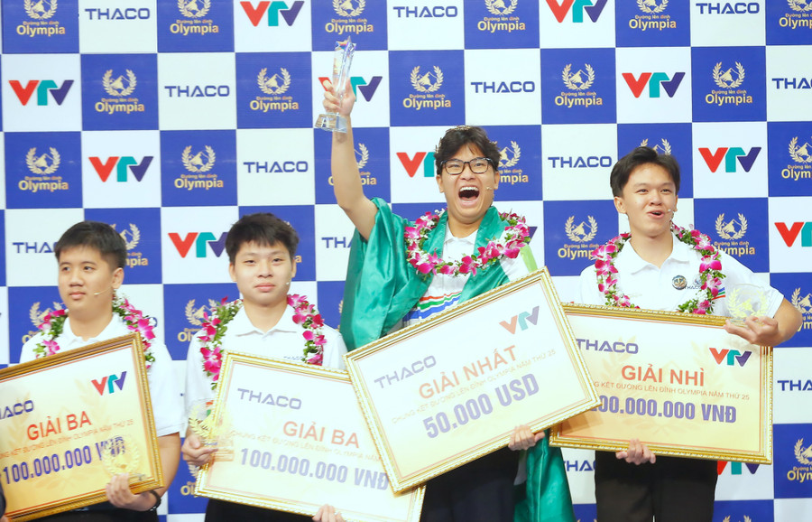 Chàng trai ‘siêu dễ thương’ mang vòng nguyệt quế Olympia về Hà Nội
