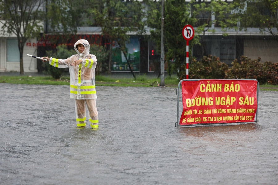 Công an Hà Nội khuyến cáo người dân hạn chế di chuyển qua các điểm úng ngập