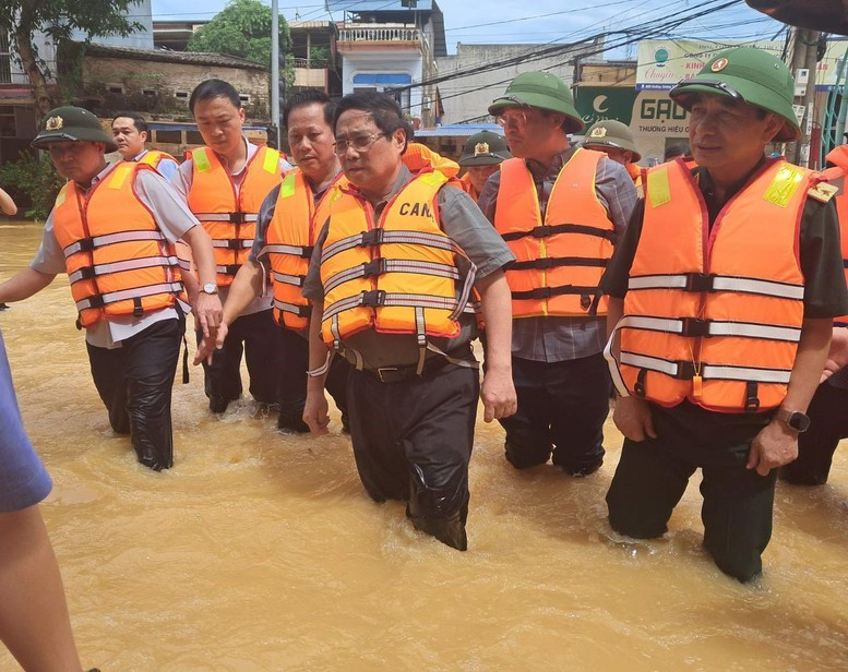 Thủ tướng tới Thái Nguyên thăm hỏi người dân, chỉ đạo khắc phục hậu quả mưa lũ